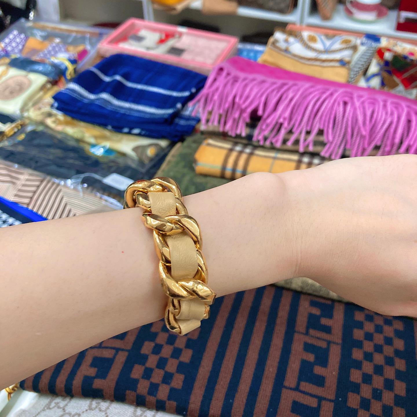 Chanel Lambskin Leather &amp; Gold Chain Bracelet (Beige) 經典金鏈羊皮手帶